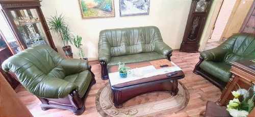 Meble skórzane model Carmen 3+1+1, w kolorze S-14, z eleganckimi drewnianymi detalami